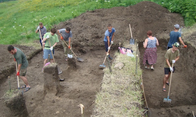 Копають і викладачі, і волонтери